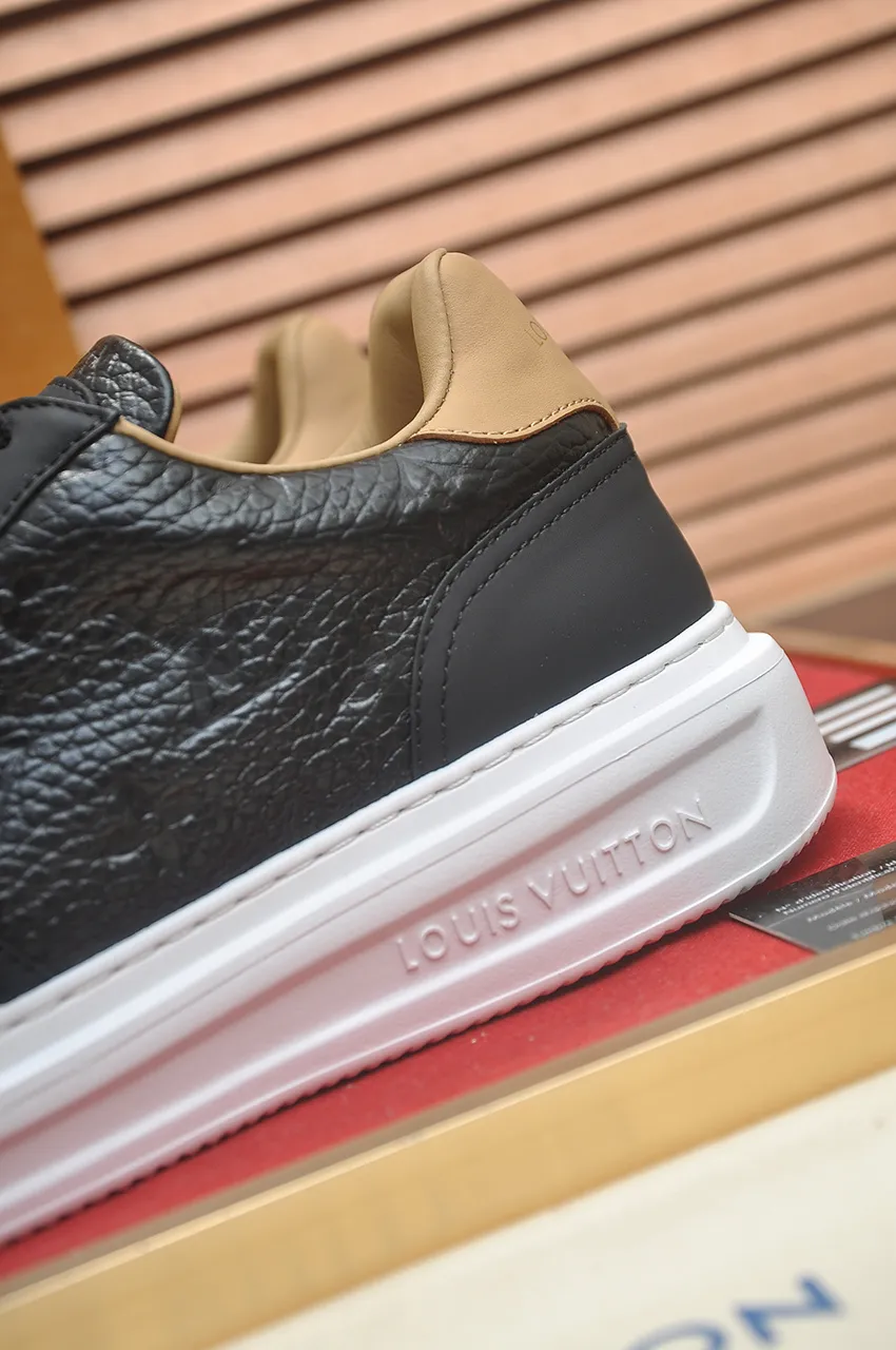 Men's men's shoes 💰640💶Original development, quality shipping, welcome to compare - LV sneaker series sports shoes introduce the loose silhouette of the ready-to-wear series into the spring and summer men's wear shows and make an eye-catching appearance. The cow leather upper is combined with rough fabric laces, and colorful beading highlights the brand's classic elements. LV letters mark the tongue and Monogram floral outsole. Mixed materials Made of top-grain cowhide, thick shoelace design, large Monogram print on the side, mesh lining and cotton feet, the comfort is as extreme as ever, premium heritage, quality first, worth owning! Size: Men’s 38-45 (45 is custom-made and cannot be returned or exchanged)